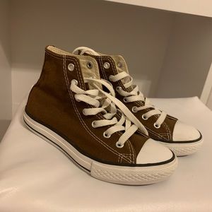 brown high top converse